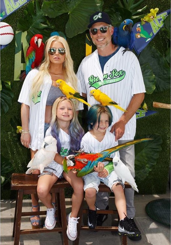 ジェシカ・シンプソンがもうすぐ3児のママに（画像は『Jessica Simpson　2018年6月30日付Instagram「Baseball and Parrots- a five-year-old’s dream come true!」』のスクリーンショット）