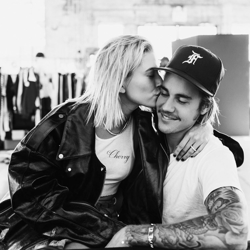 愛し合うヘイリーとジャスティン（画像は『Justin Bieber　2018年7月10日付Instagram「Was gonna wait a while to say anything but word travels fast, listen plain and simple Hailey I am soooo in love with everything about you!」』のスクリーンショット）