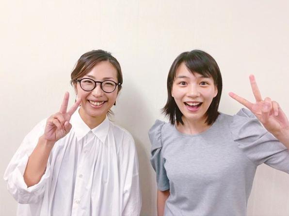 元GO！GO！7188・アッコとのん（画像は『のん　2018年9月14日付Instagram「な、ん、と。私のスーパーヒーロー、GO！GO！7188のベースを弾いてらしたアッコさんが観に来てくださいましたー！」』のスクリーンショット）