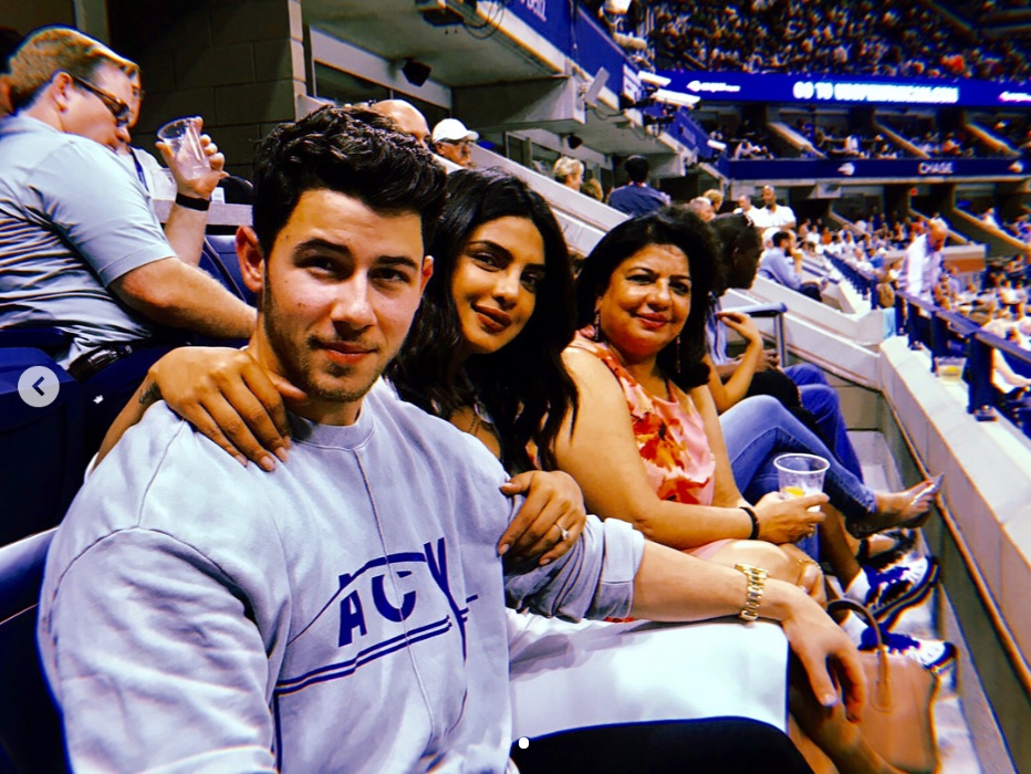 ニック、プリヤンカー、プリヤンカーの母マドゥーさん（画像は『Priyanka Chopra　2018年9月4日付Instagram「It’s a ＃famjam at the ＃usopen」』のスクリーンショット）