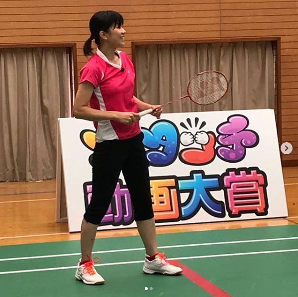 笑顔でバドミントンを楽しむ潮田玲子（画像は『reikoshiota　2018年9月19日付Instagram「昨日の収録…引退して6年…一番辛かった笑笑」』のスクリーンショット）