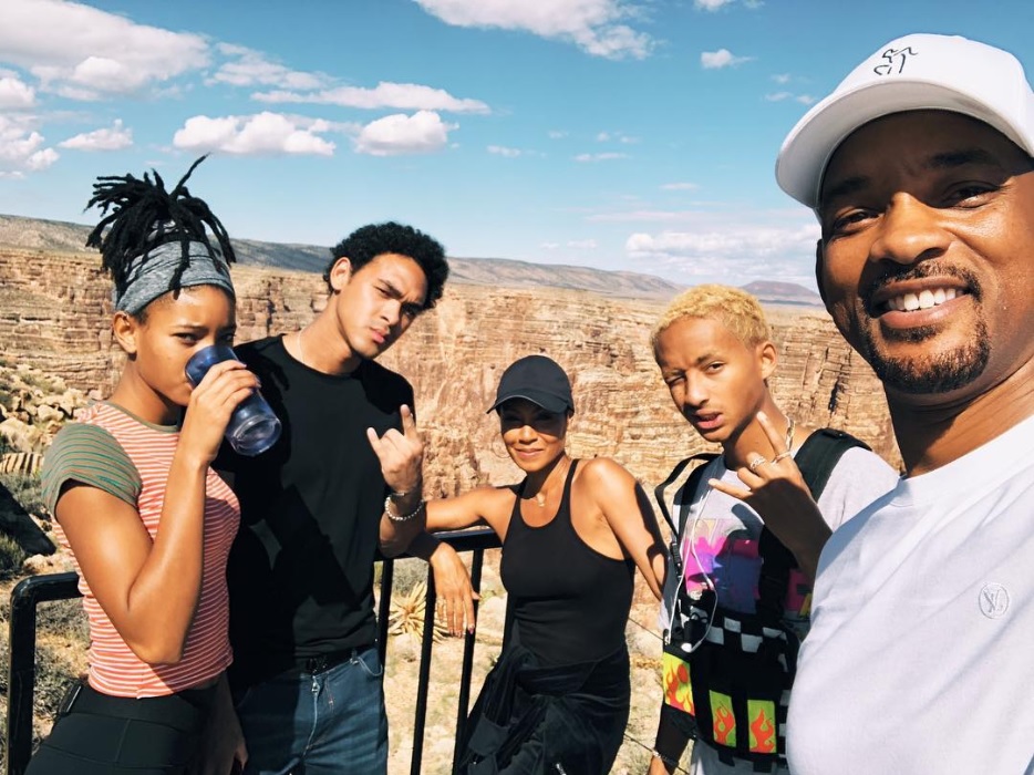 ウィルの応援に駆けつけた家族と（画像は『Will Smith　2018年9月25日付Instagram「My Squad holding me down for my big 5-0.」』のスクリーンショット）