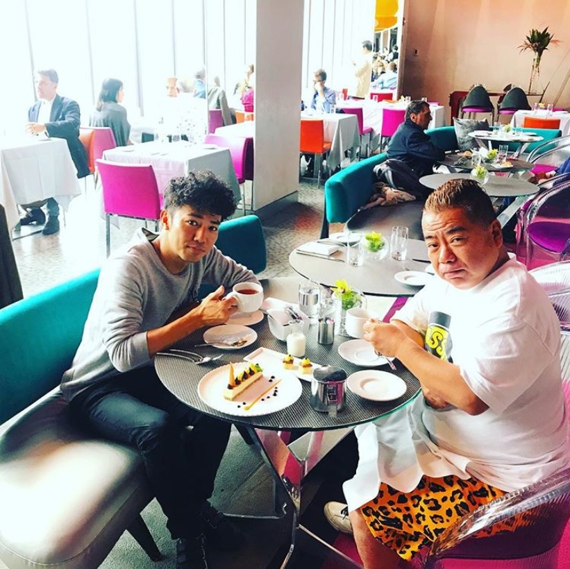 綾部祐二と出川哲朗（画像は『Yuji Ayabe　2018年9月11日付Instagram「Afternoon tea with Tetsuro Degawa in NYC.」』のスクリーンショット）