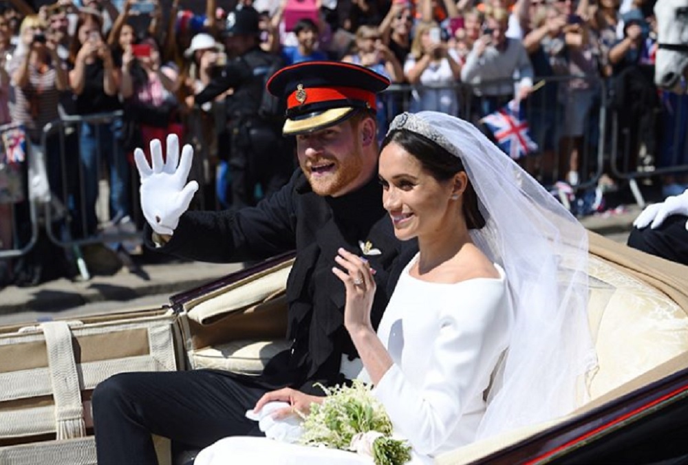 ヘンリー王子＆メーガン妃、結婚式後のパレードにて（画像は『Kensington Palace　2018年5月19日付Instagram「How are you celebrating the ＃RoyalWedding?」』のスクリーンショット）