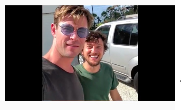 すっかり打ち解けたクリス＆スコットさん（画像は『Chris Hemsworth　2018年10月22日付Instagram「Picked up a hitchhiker, wasn’t a serial killer which we were stoked about and just happened to be a kick ass musician Scott Hildebrand ＠scotthilde」』のスクリーンショット）