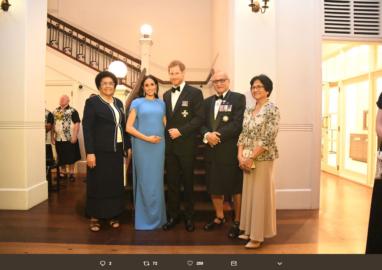 お腹が目立ち始めてきたメーガン妃（画像は『Fijian Government　2018年10月23日付Twitter「The Duke and Duchess of Sussex were hosted to a State reception at Grand Pacific Hotel this evening by His Excellency the President Major-General （Ret’d） Jioji Konusi Konrote.」』のスクリーンショット）