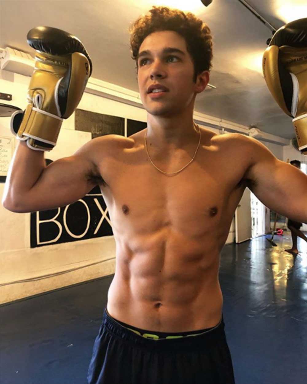 ボクシングに励むオースティン（画像は『Austin Mahone　2018年10月12日付Instagram「shred season」』のスクリーンショット）