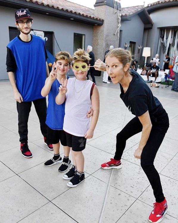 長男レネ・チャールズくん、双子のネルソンくん＆エディくんとセリーヌ（画像は『Céline Dion　2018年10月24日付Instagram「Mes chers garçons, vous avez 8 ans aujourd’hui et vous me rendez fière à tous les jours.」』のスクリーンショット）