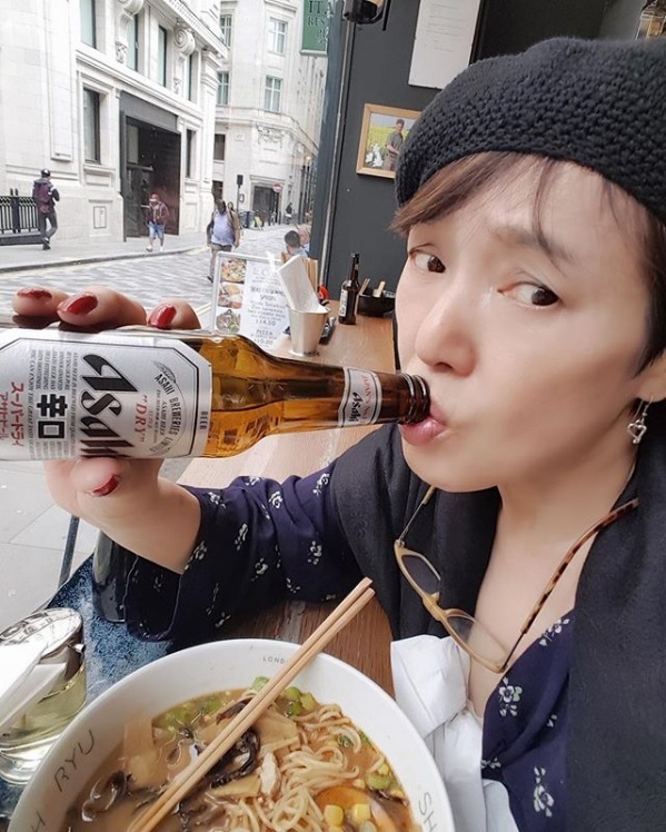 “ラッパ飲み”する桃井かおり（画像は『Kaori Momoi 桃井かおり　2018年10月4日付Instagram「ロンドンで一番だったラーメン“イッテンバリ”に行ったら潰れてた、、」』のスクリーンショット）