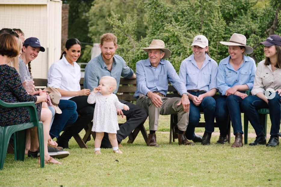 ウッドリー家を訪問したヘンリー王子＆メーガン妃（画像は『Kensington Palace　2018年10月17日付Instagram「Meeting the Woodley Family at Mountain View Farm, who have been running a livestock and crop farm for over five generations since 1887.」』のスクリーンショット）