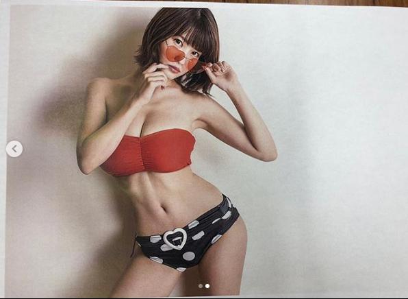 岸明日香、Tシャツデザイン用のグラビア風ショット（画像は『岸明日香　2018年10月4日付Instagram「マネさんにデザイン考えてて下さいと言われて書いたうちの絵コンテ。笑」』のスクリーンショット）