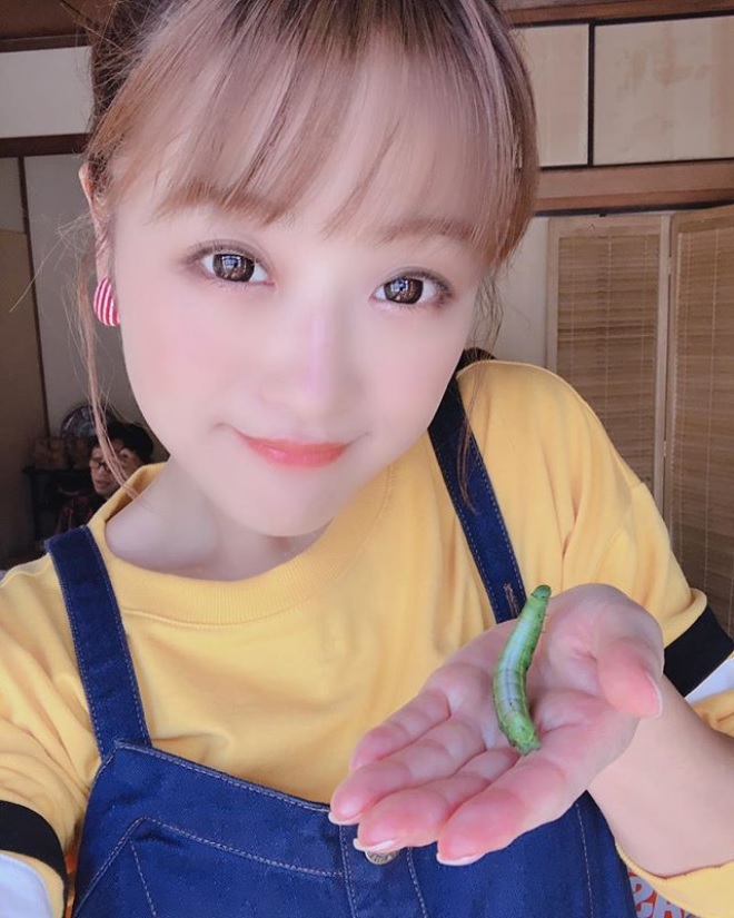 「＃最初は怖かったけど  ＃慣れたら平気 」と鈴木奈々（画像は『鈴木奈々　2018年10月22日付Instagram「今日はイモムシと仕事をしました」』のスクリーンショット）