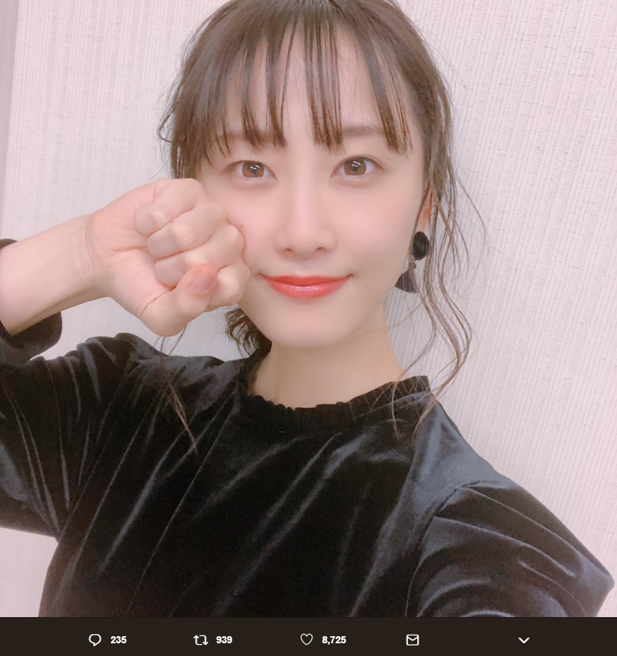 松井玲奈『日テレ系人気番組No.1決定戦』でのコーディネート（画像は『松井玲奈　2018年10月7日付Twitter「本日19:00～日本テレビ『DASHでイッテQ！行列のできるしゃべくり日テレ系人気番組NO.1決定戦 2018秋』体当たりしたので、是非！」』のスクリーンショット）