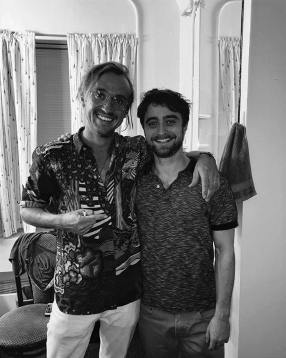 肩を組むトム・フェルトンとダニエル・ラドクリフ（画像は『Tom Felton　2018年10月4日付Instagram「Go see it. He’s fantastic as per ＠lifespanofafact」』のスクリーンショット）