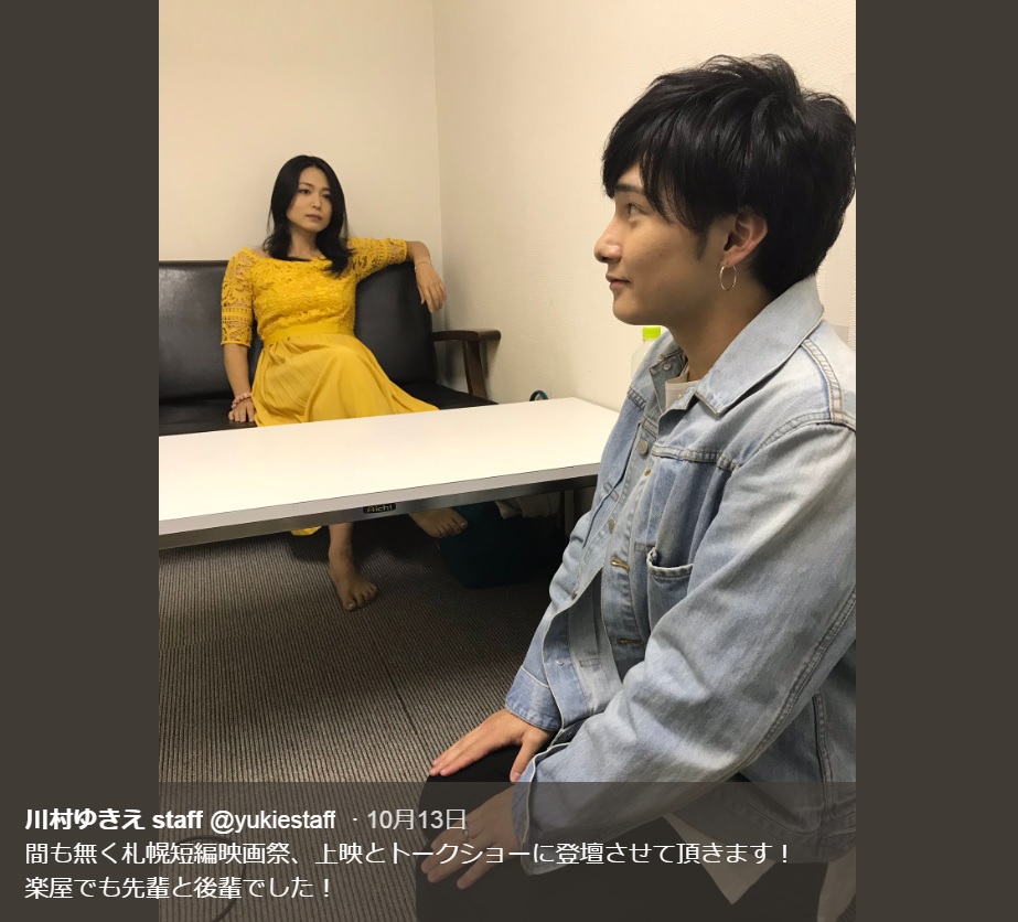 川村ゆきえに睨まれる三浦拓也（画像は『川村ゆきえ staff　2018年10月13日付Twitter「間も無く札幌短編映画祭、上映とトークショーに登壇させて頂きます！」』のスクリーンショット）