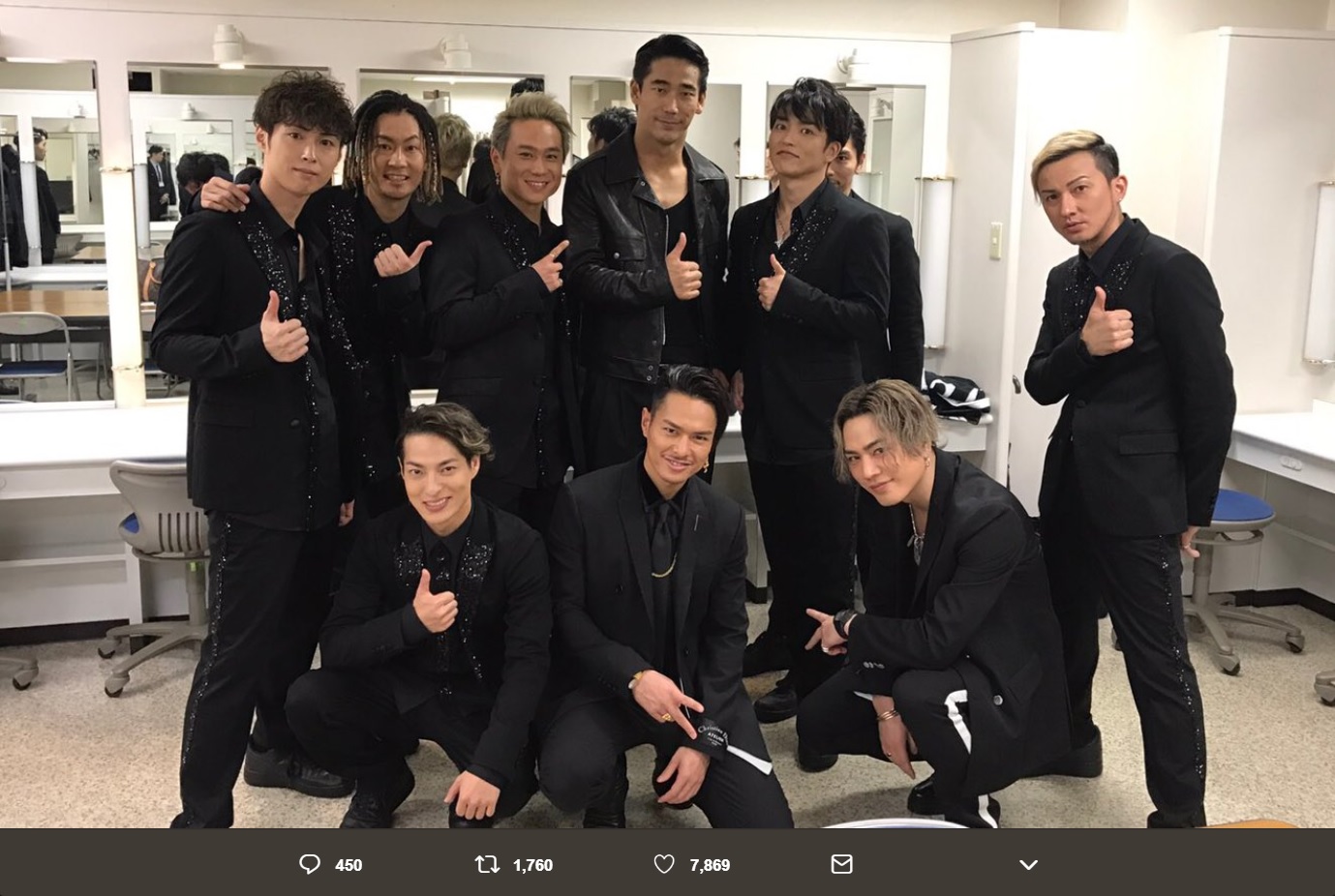 DA PUMPと三代目 J Soul Brothers、楽屋での記念写真（画像は『DAICHI（DA PUMP）　2018年11月6日付Twitter「オールブラック」』のスクリーンショット）