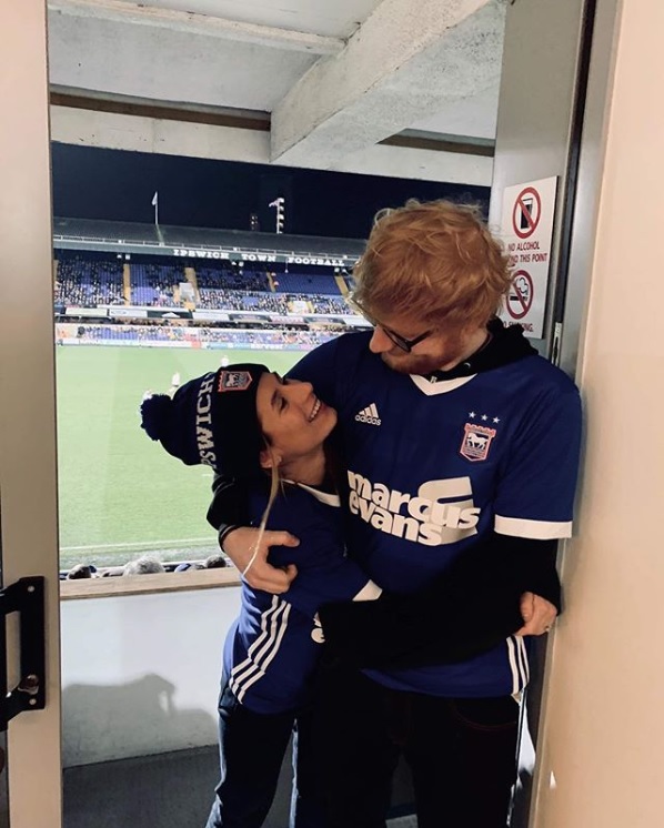 婚約者チェリーさんと幸せいっぱいのエド（画像は『Ed Sheeran　2018年11月28日付Instagram「boi ＆ gal by ＠zakarywalters」』のスクリーンショット）