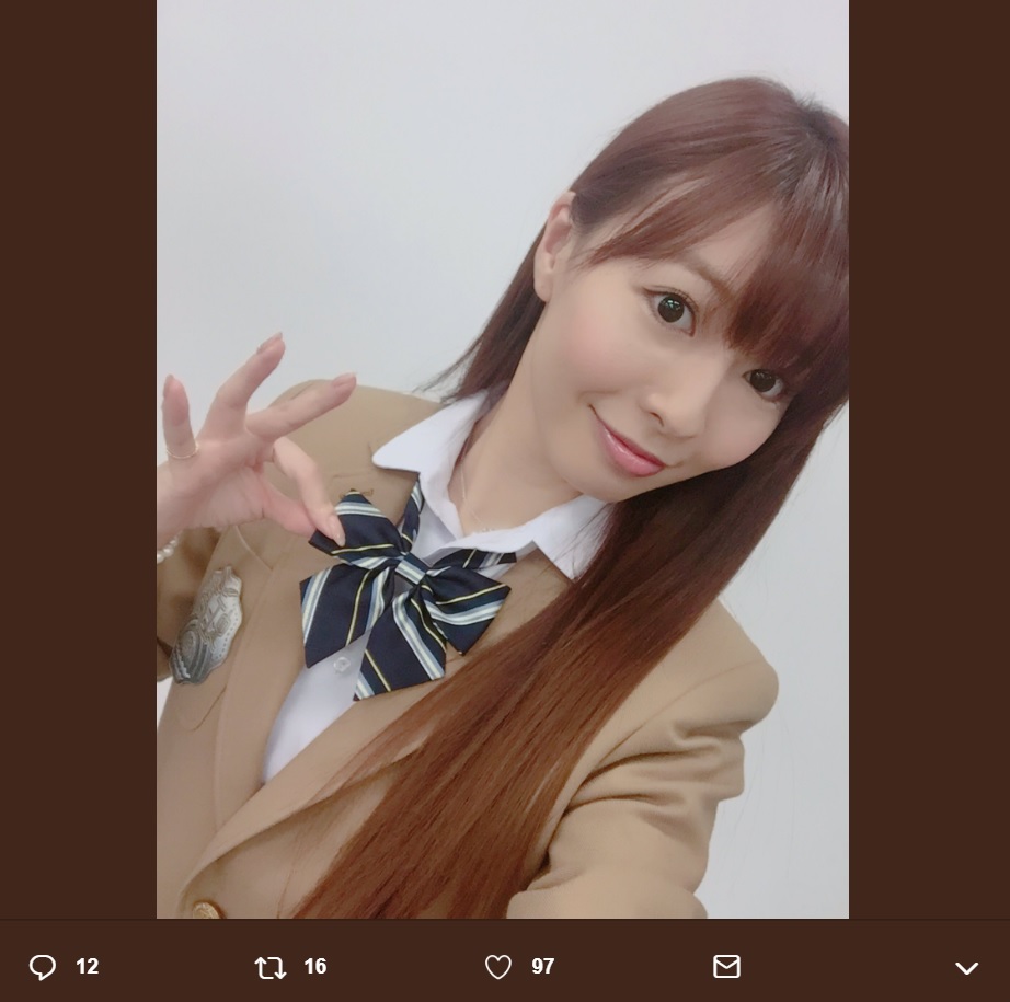 元AKB48折井あゆみ、久々の制服姿（画像は『折井あゆみ　2018年11月8日付Twitter「舞台「＃虹色唱歌」パンフレット撮影にて、なんと制服着ました」』のスクリーンショット）