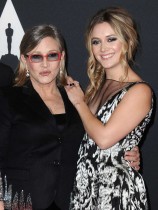 【イタすぎるセレブ達】ビリー・ロード、母キャリー・フィッシャーの命日に　「私たちは進み続けなければいけない」