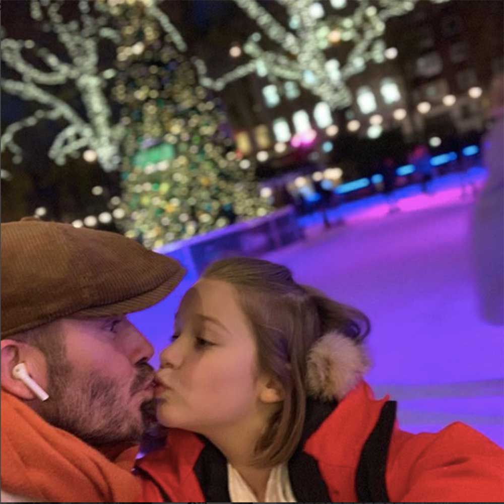 ハーパーちゃんとキスするデヴィッド・ベッカム（画像は『David Beckham　2018年11月26日付Instagram「Christmas is coming Let’s go skate」』のスクリーンショット）