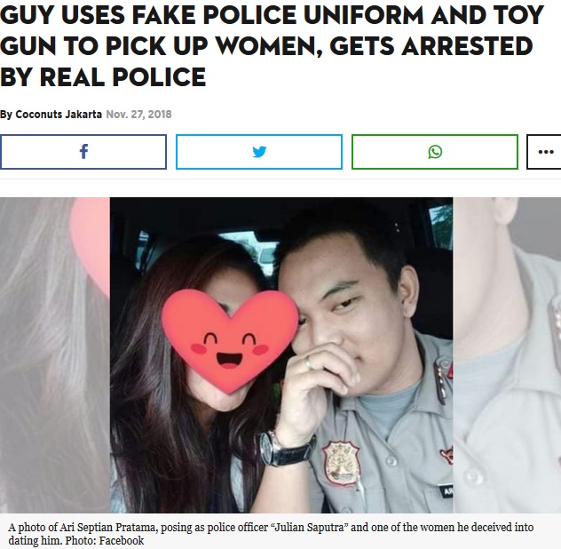 警察官になりすまし女性達を騙していた男（画像は『Coconuts Jakarta　2018年11月27日付「Guy uses fake police uniform and toy gun to pick up women, gets arrested by real police」（Photo: Facebook）』のスクリーンショット）
