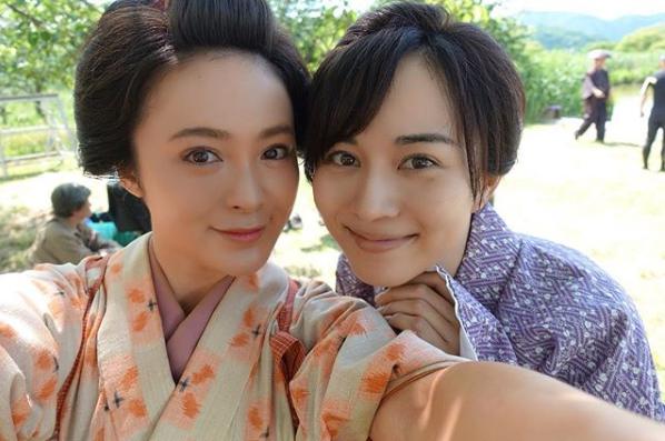 貫地谷しほりと比嘉愛未（画像は『比嘉愛未 Manami Higa　2018年11月22日付Instagram「フジテレビ系時代劇スペシャル『剣客商売 手裏剣お秀』に出演します！」』のスクリーンショット）