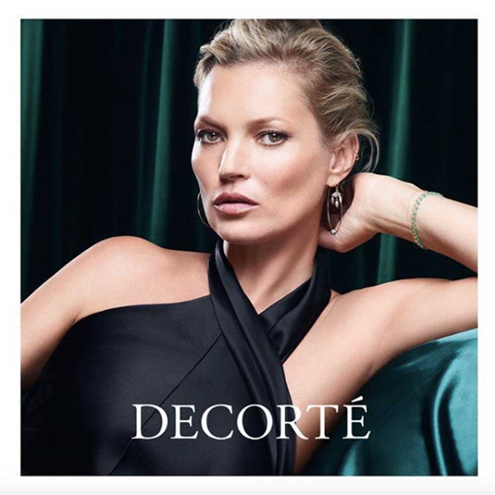 「コスメデコルテ」ブランドアンバサダーのケイト・モス（画像は『Kate Moss Agency　2018年11月1日付Instagram「Kate Moss for ＠DecorteBeauty Eye Glow Gem Discover the great choice of colours in the Eye Glow Gem range ＠theofficialselfridges ＆ ＠saks」』のスクリーンショット）