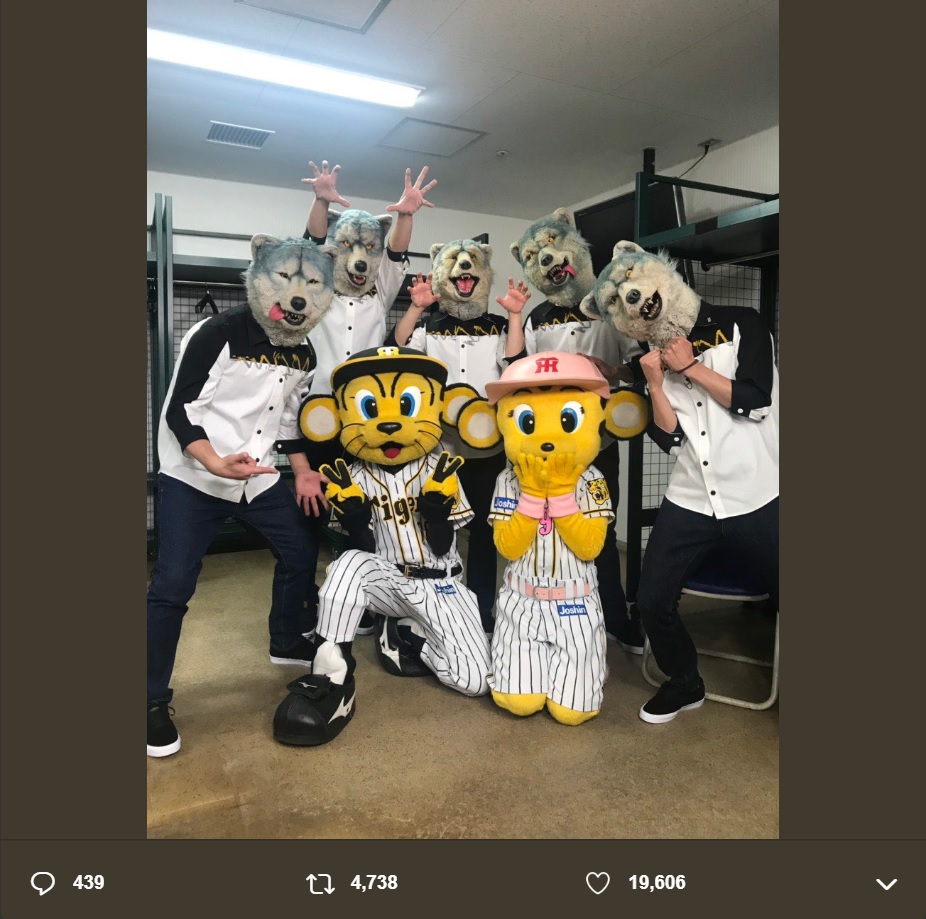 甲子園ライブ前にトラッキー、ラッキーと記念写真に納まるマンウィズ（画像は『MAN WITH A MISSION　2018年11月17日付Twitter「Chasing the Horizon Tour19日目!」』のスクリーンショット）