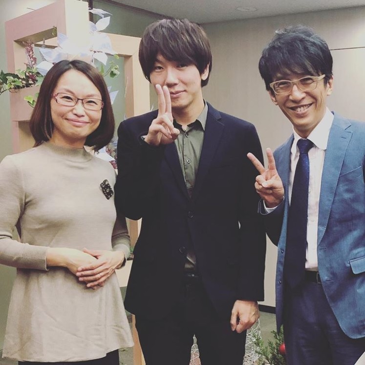 『とくダネ！』出演後の古市憲寿氏（画像は『古市憲寿　2018年11月8日付Instagram「＃とくダネ でした！ ＃宋美玄 さんと、たまたま廊下ですれ違った ＃三上洋 さんと。」』のスクリーンショット）