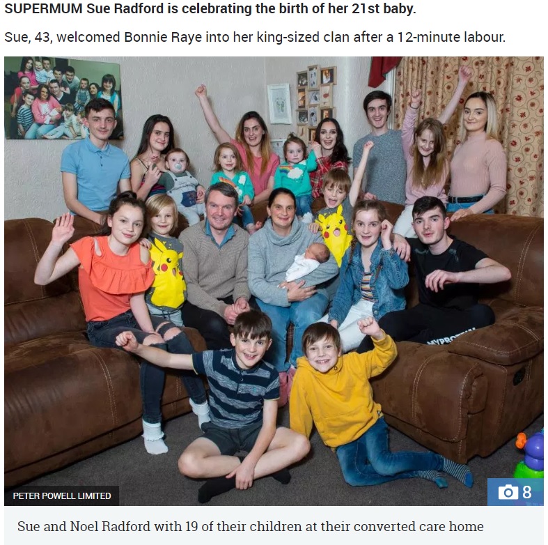 21人目の子供が誕生したラドフォード一家（画像は『The Sun　2018年11月10日付「THAT’S YER TOT Supermum Sue Radford is celebrating the birth of her 21st baby and says it ‘will be her LAST’ after 12-minute labour」（Credit: PETER POWELL LIMITED）』のスクリーンショット）