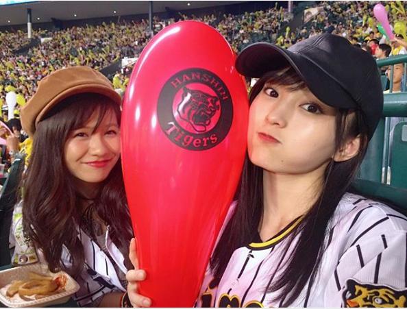 谷川愛梨と山本彩（画像は『山本彩　2017年9月3日付Instagram「甲子園行ってきました!!」』のスクリーンショット）