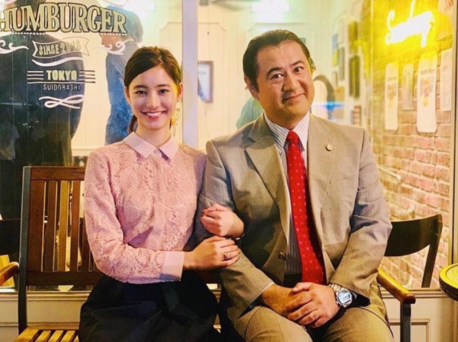 新木優子と小手伸也（画像は『新木優子　2018年11月5日付Instagram「今夜9時から“SUITS”第5話が放送です」』のスクリーンショット）