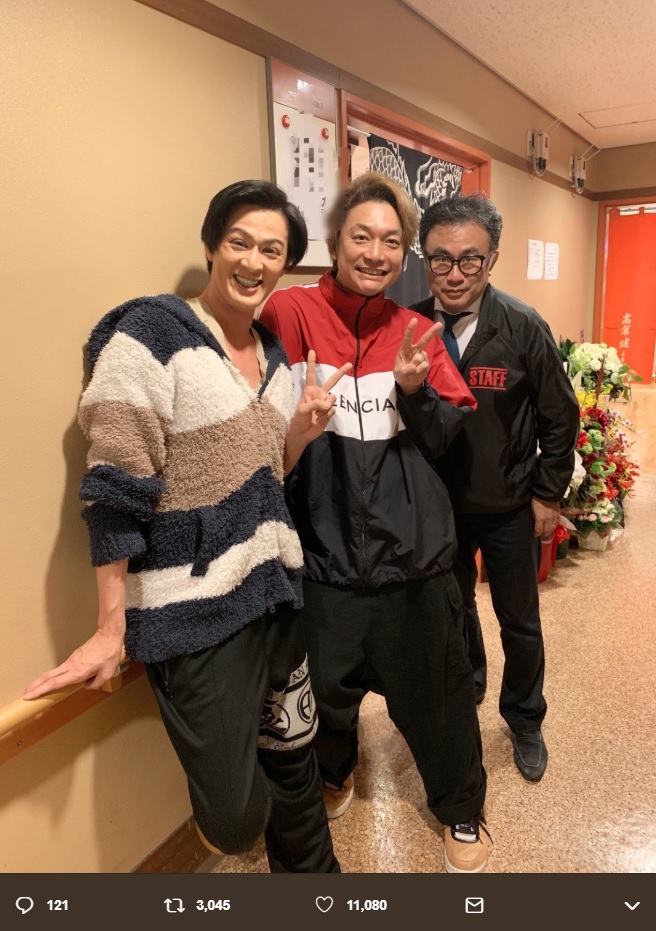 新納慎也、香取慎吾、三谷幸喜（画像は『新納慎也（Shinya NIRO）　2018年12月4日付Twitter「＃日本の歴史 無事に初日が開きました!!」』のスクリーンショット）