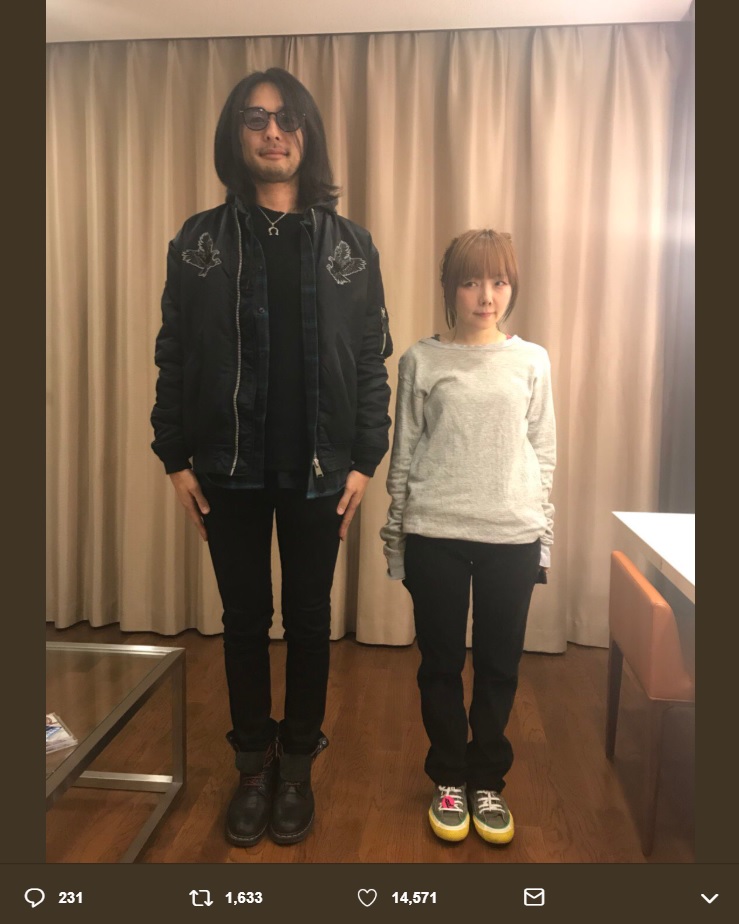 HEY-SMITH猪狩とaiko（画像は『aiko official　2018年12月11日付Twitter「大阪ライブに来てくれたヘイスミスの大猪狩師匠です。」』のスクリーンショット）