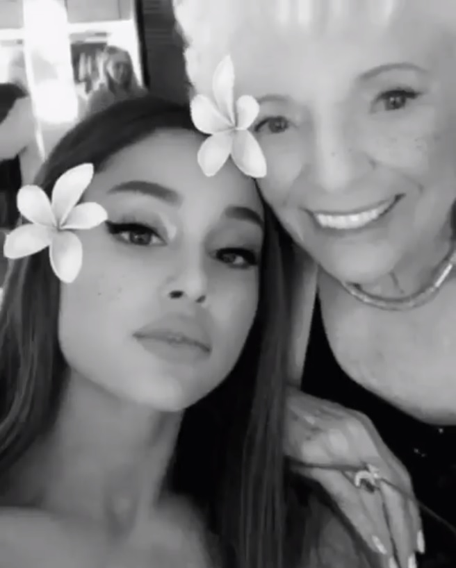 アリアナ・グランデ、大好きな祖母マージョリーさんと（画像は『Ariana Grande　2018年10月12日付Instagram「hbd to the queen of the galexy and the baddest bitch to ever grace the planet i love u, qm」』のスクリーンショット）