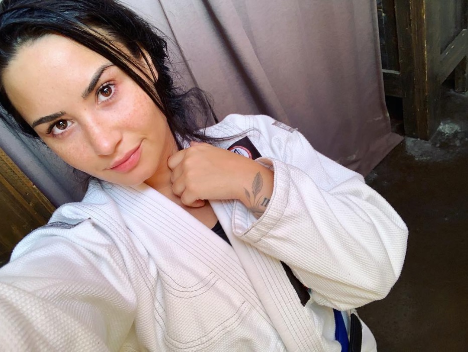 デミ・ロヴァート「絶対諦めない」とも（画像は『Demi Lovato　2018年12月4日付Instagram「Sweaty, messy jiu jitsu hair..』のスクリーンショット）