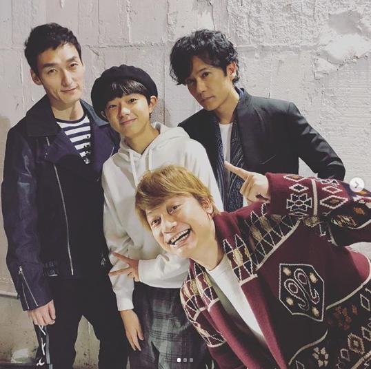 草なぎ剛、SASUKE、稲垣吾郎、香取慎吾（画像は『香取慎吾　2018年12月26日付Instagram「＃amazonmusic のCMで流れている曲 ＃singing を作ってくれた中学生 ＃sasuke くんに会った時 彼は僕らに人形をプレゼントしてくれた。」』のスクリーンショット）