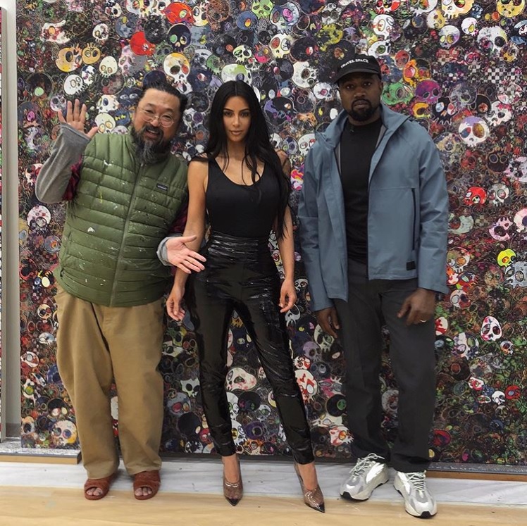 村上隆氏と並ぶキム＆カニエ（画像は『Kim Kardashian West　2018年11月29日付Instagram「Tokyo w ＠takashipom」』のスクリーンショット）