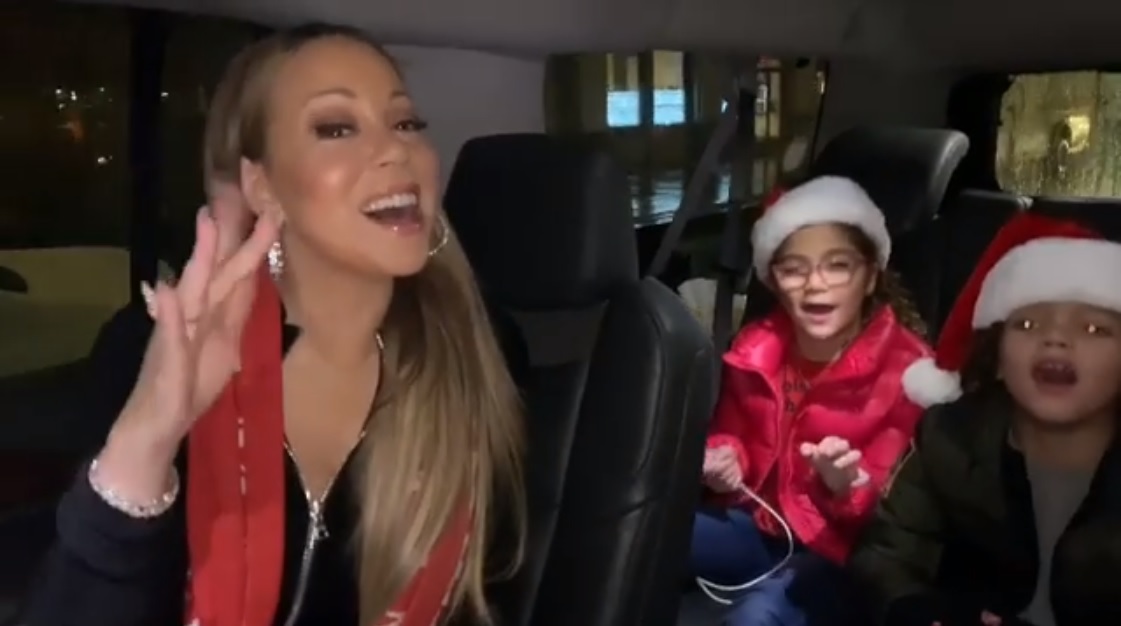 双子と熱唱するマライア（画像は『Mariah Carey　2018年11月28日付Instagram「Roc ＆ Roe have been practicing the background vocals to “All I Want For Christmas Is You”, we’re gonna take this one step at a time」』のスクリーンショット）