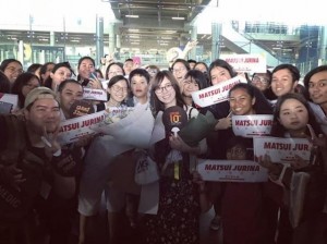 【エンタがビタミン♪】松井珠理奈、タイの空港で大歓迎“インスタ映え100枚チャレンジ”を前にファンが集まる