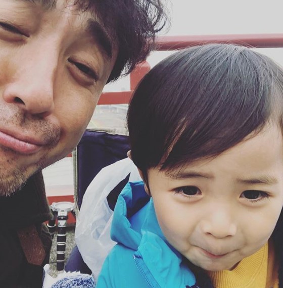 ムロツヨシと息子役の加藤斗真君（画像は『ムロツヨシ　2018年12月12日付Instagram「息子よ、いいカオだ、」』のスクリーンショット）