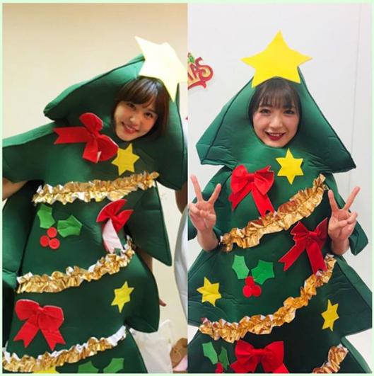 “ツリー被り”したNegicco Nao☆とアプガ森咲樹（画像は『Negicco Nao☆　2018年12月26日付Instagram「スーパー仲良しのもりてぃーとツリー被りするなんてもうどんだけ気があうのかしら」』のスクリーンショット）