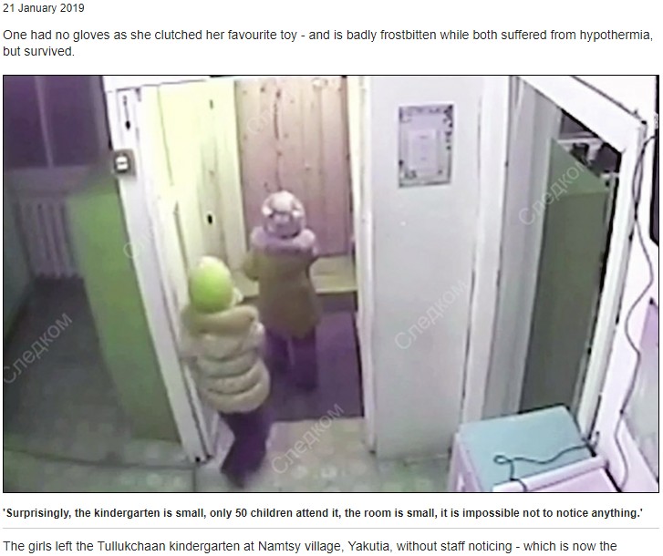 保育園を出ていく2人の5歳女児（画像は『Siberian Times　2019年1月21日付「Five year old girls escape from kindergarten and walk home in bitter -45C cold to ‘give mothers a surprise’」』のスクリーンショット）