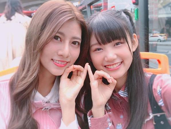 AKB48 Team TPの阿部マリアと林于馨（画像は『林于馨 LIN YU-HSIN AKB48 Team TP　2019年1月25日付Instagram「マリアさんが教えてくれた10期生のポーズ」』のスクリーンショット）