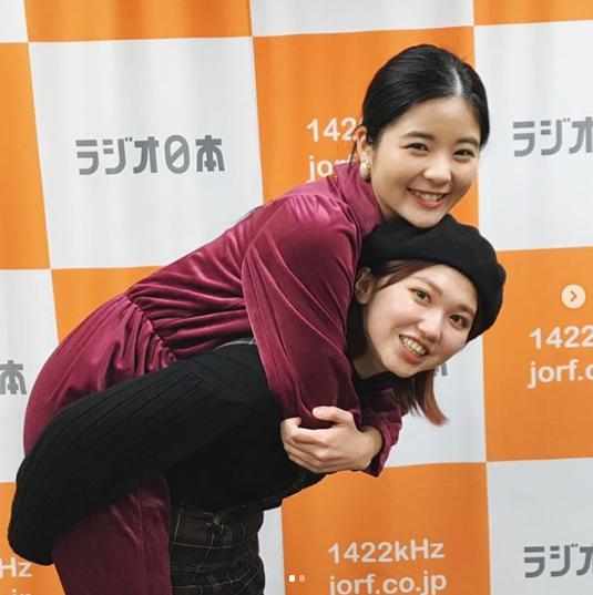 竹内朱莉におんぶされる田村芽実（画像は『ANGERME（アンジュルム）　2019年1月8日付Instagram「60try部今日のゲストは同期のめいでした」』のスクリーンショット）