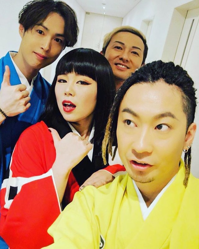 DA PUMPのYORI、ISSA、TOMOとブルゾンちえみ（画像は『ブルゾンちえみ　2019年1月3日付Instagram「ISSAさんの、日の出感」』のスクリーンショット）