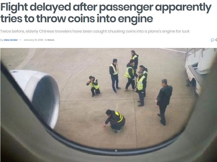 硬貨を発見した地上作業員たち（画像は『shanghaiist　2019年1月10日付「Flight delayed after passenger apparently tries to throw coins into engine」』のスクリーンショット）
