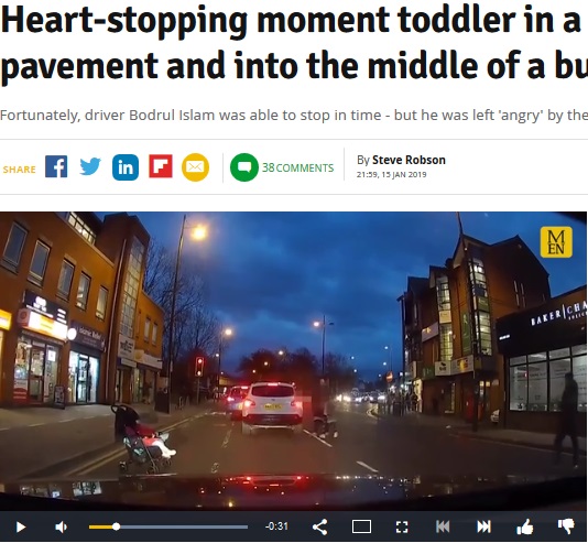突然路上に現れたベビーカーにドライバーは…（画像は『Manchester Evening News　2019年1月15日付「Heart-stopping moment toddler in a pram rolls off pavement and into the middle of a busy road」』のスクリーンショット）