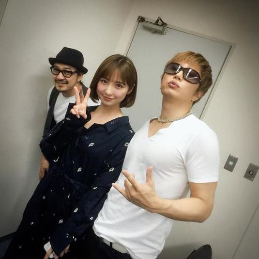 篠田麻里子とGACKT、後ろは篠田のメイク・おっきー（画像は『GACKT　2019年1月10日付Instagram「写真を整理してたら以前、楽屋で撮った写真が出てきた。」』のスクリーンショット）