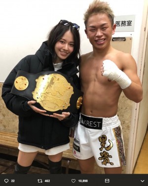 【エンタがビタミン♪】山本舞香、格闘技大会『Krush.97』で優勝した晃貴と2ショット「ベルトって重いのね…」